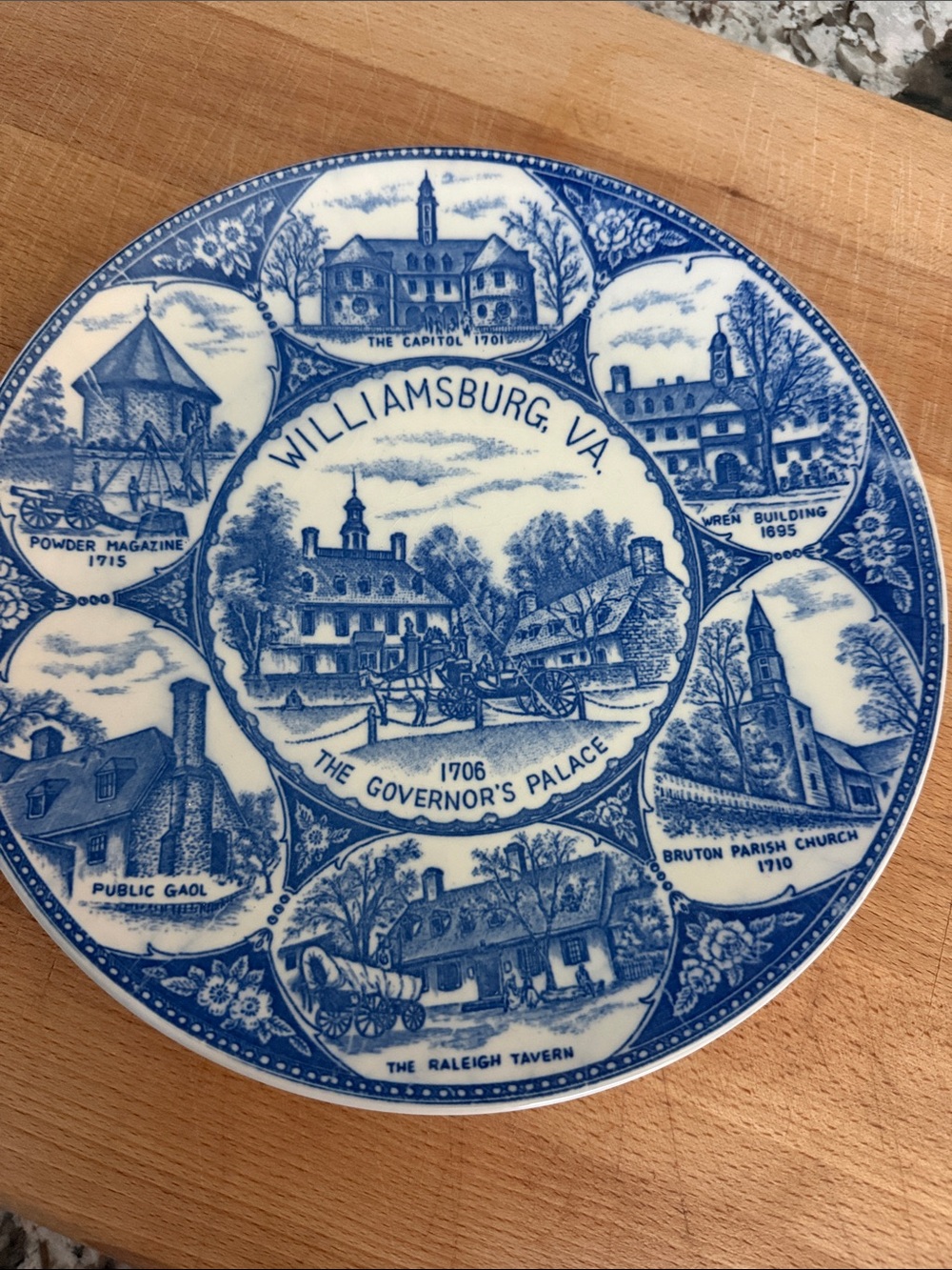 Source Unknown Williamsburg VA Blue and White Collector Plate